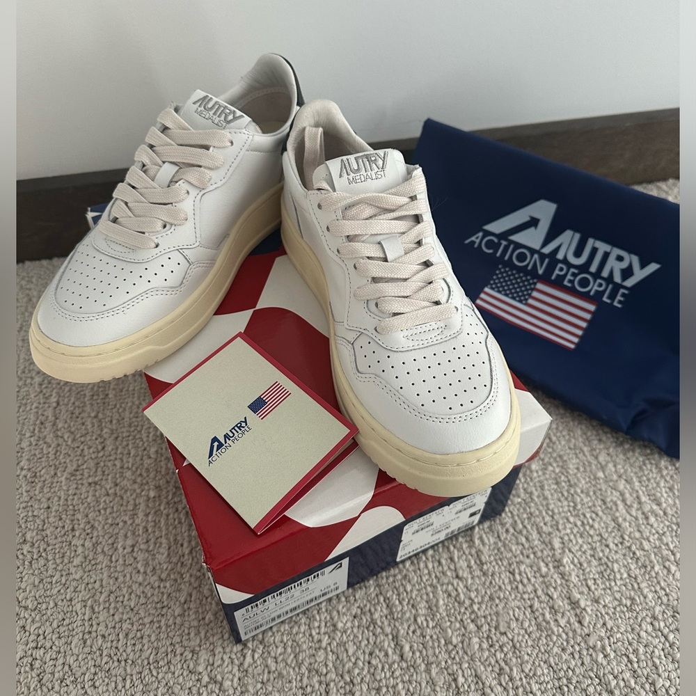 NWT Autry Medalist Leather Sneakers
